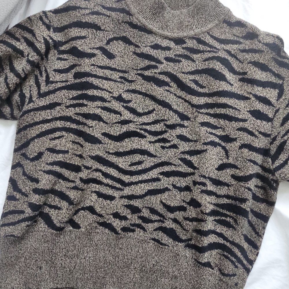 jones new york gold and black knit top
